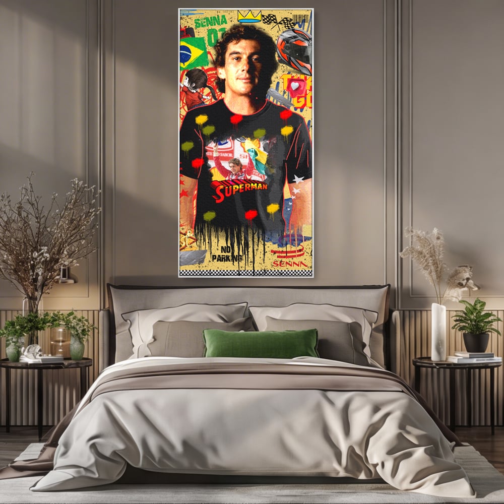 Tablou canvas cu tablou canvas cu ayrton senna, in rama de aluminiu argintiu, pe perete intr-un dormitor